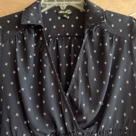 dee elly M, V open shirt style collar, black blouse - Picture 8 of 9